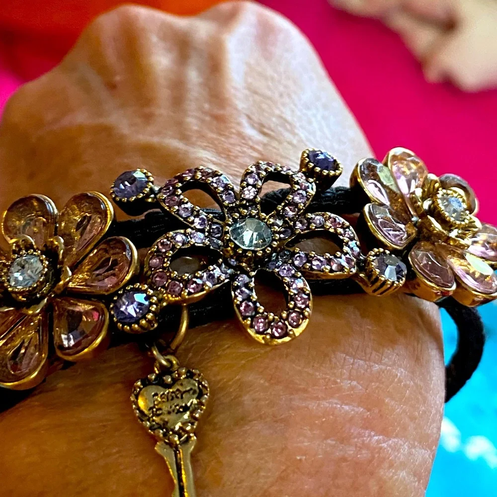 BETSEY JOHNSON bracelet with crystal flowers and BJ key charm - Picture 2 of 7